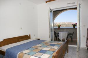 Postel nebo postele na pokoji v ubytování Apartments by the sea Zubovici, Pag - 4130