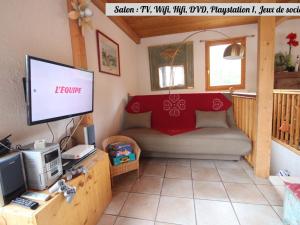 a living room with a couch and a tv at Chalet Valloire, 4 pièces, 8 personnes - FR-1-263-517 in Valloire