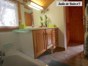 Et badeværelse på Chalet Valloire, 4 pièces, 8 personnes - FR-1-263-517