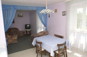 una sala da pranzo con tavolo e sedie bianchi di Apartments with parking space Vodice - 4192 a Vodice
