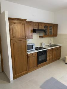 Kuchyň nebo kuchyňský kout v ubytování Apartments with a parking space Grebastica, Sibenik - 4252