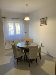 Fotografie z fotogalerie ubytování Apartments with a parking space Grebastica, Sibenik - 4252 v destinaci Brodarica