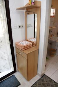 ein Bad mit einem Waschbecken und einem Spiegel in der Unterkunft Holiday apartments Vrgada, Biograd - 4200 in Vrgada