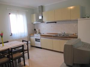 Kuchyň nebo kuchyňský kout v ubytování Apartment Brodarica 4221b