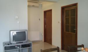 TV a/nebo společenská místnost v ubytování Apartment Brodarica 4221b