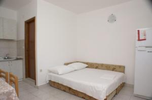 a small bedroom with a bed and a kitchen at Apartment Bilo 4189c in Podgreben +14 photos