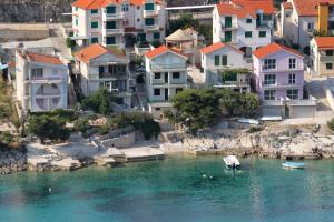 a group of houses and a body of water with boats at Apartment Bilo 4189a in Podgreben
