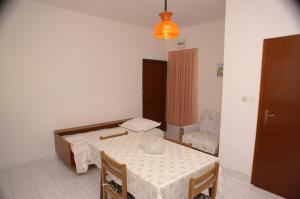 a room with a table and two chairs and a light at Apartment Bilo 4189a in Podgreben