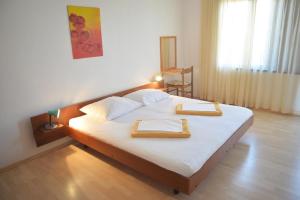 - une chambre avec un grand lit et 2 plateaux en bois dans l'établissement Apartments with a parking space Vodice - 4180, à Vodice
