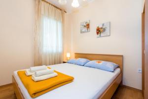 Postel nebo postele na pokoji v ubytování Apartments by the sea Bilo, Primosten - 4176