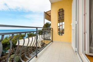 Balkón nebo terasa v ubytování Apartments by the sea Bilo, Primosten - 4176