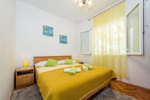 Postel nebo postele na pokoji v ubytování Apartments by the sea Bilo, Primosten - 4176