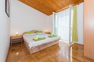 Postel nebo postele na pokoji v ubytování Apartments by the sea Bilo, Primosten - 4176