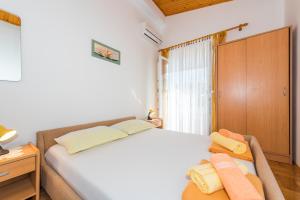 Postel nebo postele na pokoji v ubytování Apartments by the sea Bilo, Primosten - 4176