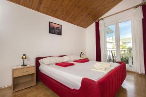 Postel nebo postele na pokoji v ubytování Apartments by the sea Bilo, Primosten - 4176 + 37 fotografií