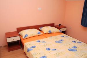 Postel nebo postele na pokoji v ubytování Apartments with a parking space Vodice - 4214