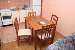 Kuchyň nebo kuchyňský kout v ubytování Apartments with a parking space Vodice - 4214