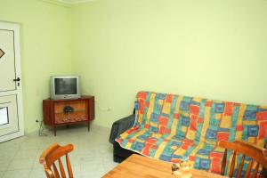 TV a/nebo společenská místnost v ubytování Apartments with a parking space Vodice - 4214