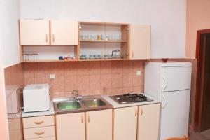 Kuchyň nebo kuchyňský kout v ubytování Apartments with a parking space Vodice - 4214