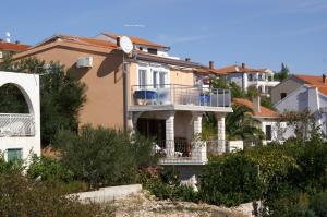 Großes Haus mit Balkon auf einem Hügel in der Unterkunft Apartments by the sea Rastici, Ciovo - 4293 in Trogir