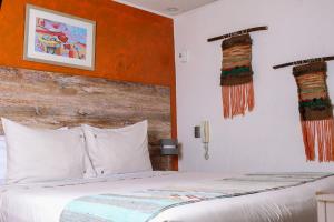 Postel nebo postele na pokoji v ubytování Tikay Suite Hotel
