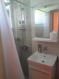 a bathroom with a sink and a shower at Apartments and rooms by the sea Sumpetar, Omis - 2099 in Jesenice