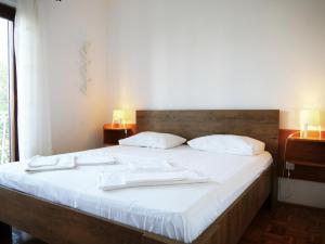 ein Schlafzimmer mit einem Bett mit zwei Handtüchern darauf in der Unterkunft Apartments by the sea Zablace, Sibenik - 4222 in Zablaće