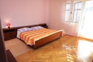 Posteľ alebo postele v izbe v ubytovaní Apartments with a parking space Vinisce, Trogir - 4276