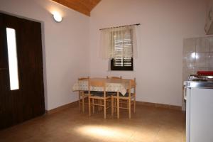 Kuchyň nebo kuchyňský kout v ubytování Apartments with parking spaces Grebastica, Sibenik - 4312 + 18 fotografií