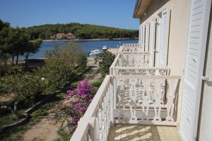 balkon z widokiem na wodę w obiekcie Double Room Pasman 4309a w mieście Pašman