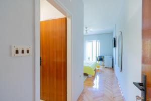 TV a/nebo společenská místnost v ubytování Rooms by the sea Pasman - 4309