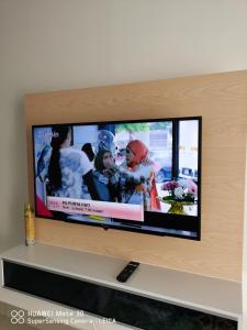 einen Flachbild-TV auf einem Regal in der Unterkunft Teratak impian PPAM Saderi Putrajaya in Putrajaya