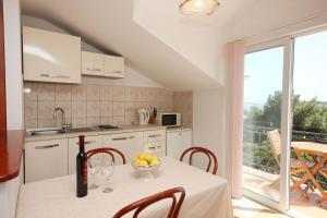 Kuchyňa alebo kuchynka v ubytovaní Apartments by the sea Orebic, Peljesac - 2130