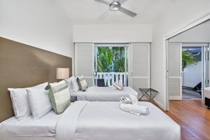1 dormitorio con 2 camas y sofá en Beach Club Oceanview Apartment 1221-2 Palm Cove, en Palm Cove