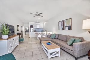 een woonkamer met een bank en een tafel bij Beach Club Oceanview Apartment 1221-2 Palm Cove in Palm Cove