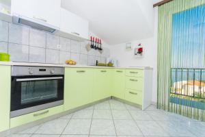 Kuchyňa alebo kuchynka v ubytovaní Apartment Slatine 1126b