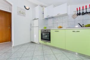 Кухня или кухненски бокс в Apartment Slatine 1126b