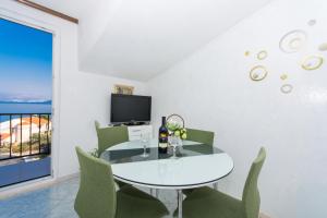 Televízia a/alebo spoločenská miestnosť v ubytovaní Apartment Slatine 1126b