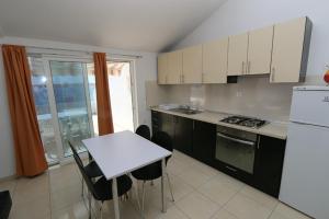 Kuchyň nebo kuchyňský kout v ubytování Apartment Kustici 4086e