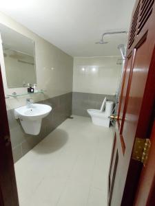 Koupelna v ubytování SixPearl Hotel