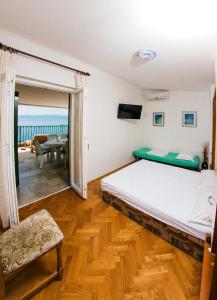 Postel nebo postele na pokoji v ubytování Apartments by the sea Pisak, Omis - 1067