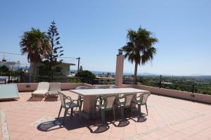 Balkón nebo terasa v ubytování Villa Harriet Maria with pool and ocean view Kolimbari, Chania