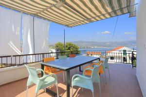 una sala da pranzo con tavolo e sedie sul balcone di Apartments and rooms by the sea Arbanija, Ciovo - 1125 a Trogir