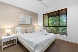 Postel nebo postele na pokoji v ubytování Corona St Secluded Sunshine Beach Duplex with Private Pool + 13 fotografií