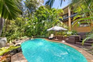 een zwembad in de achtertuin van een huis bij Corona St Secluded Sunshine Beach Duplex with Private Pool in Sunshine Beach