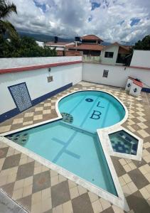 Hermosa y espaciosa casa familiar en Anapoima في أنابواما: مسبح كبير فوق مبنى