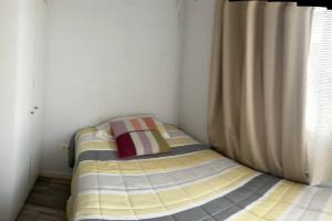 ロス・アンデスにあるCómoda Casa en mejor sector de la ciudadの窓付きの客室の小さなベッド1台分です。