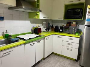 A cozinha ou cozinha compacta de Cómoda Casa en mejor sector de la ciudad