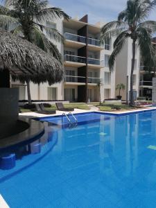uma grande piscina em frente a um edifício em Departamento en condominio Diamante Turquesa em Acapulco