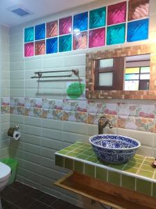 ein Badezimmer mit Waschbecken und Toilette in der Unterkunft Pao Come Boutique House in Chiang Mai